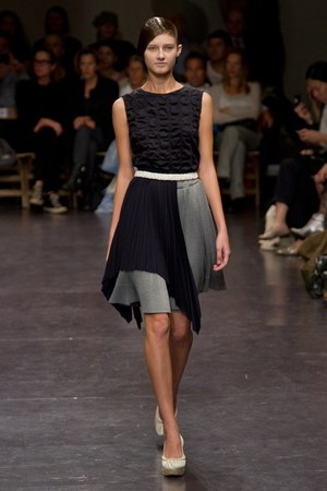 プリーツ使いとシックなカラーがポイント！　zucca(ズッカ)の2011年春夏コレクション｜写真2