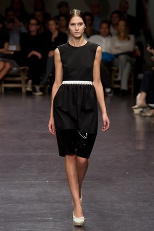 プリーツ使いとシックなカラーがポイント！　zucca(ズッカ)の2011年春夏コレクション｜写真10