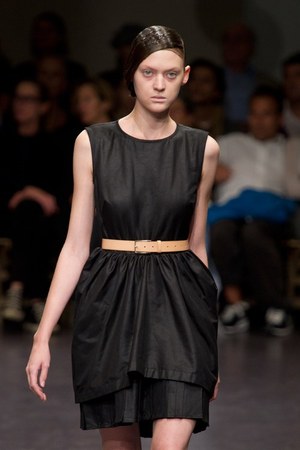 プリーツ使いとシックなカラーがポイント！　zucca(ズッカ)の2011年春夏コレクション｜写真15
