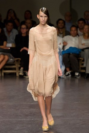 プリーツ使いとシックなカラーがポイント！　zucca(ズッカ)の2011年春夏コレクション｜写真16