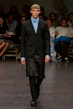 プリーツ使いとシックなカラーがポイント！　zucca(ズッカ)の2011年春夏コレクション｜写真25