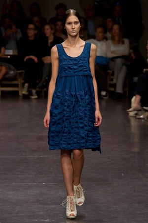 プリーツ使いとシックなカラーがポイント！　zucca(ズッカ)の2011年春夏コレクション｜写真29