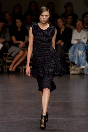 プリーツ使いとシックなカラーがポイント！　zucca(ズッカ)の2011年春夏コレクション｜写真42