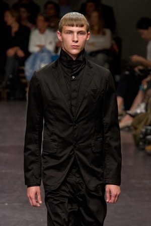 プリーツ使いとシックなカラーがポイント！　zucca(ズッカ)の2011年春夏コレクション｜写真48