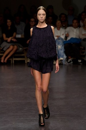 プリーツ使いとシックなカラーがポイント！　zucca(ズッカ)の2011年春夏コレクション｜写真49