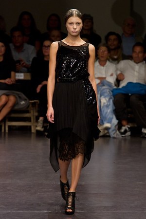 プリーツ使いとシックなカラーがポイント！　zucca(ズッカ)の2011年春夏コレクション｜写真53