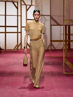 エルメス2025年春夏ウィメンズコレクション - ワークウェアに溶け込む官能性｜写真2