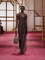 エルメス2025年春夏ウィメンズコレクション - ワークウェアに溶け込む官能性｜写真4