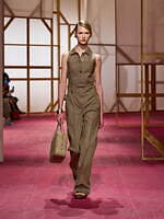 エルメス2025年春夏ウィメンズコレクション - ワークウェアに溶け込む官能性｜写真15