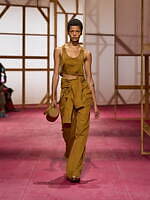 エルメス2025年春夏ウィメンズコレクション - ワークウェアに溶け込む官能性｜写真23