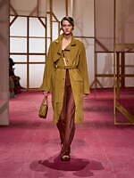 エルメス2025年春夏ウィメンズコレクション - ワークウェアに溶け込む官能性｜写真25