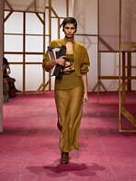 エルメス2025年春夏ウィメンズコレクション - ワークウェアに溶け込む官能性｜写真29