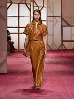 エルメス2025年春夏ウィメンズコレクション - ワークウェアに溶け込む官能性｜写真43