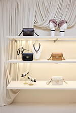 ヴァレンティノ25年春ウィメンズバッグ、植物ジャカードやスエードの“Vロゴ”ショルダー｜写真11