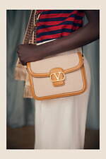 ヴァレンティノ25年春ウィメンズバッグ、植物ジャカードやスエードの“Vロゴ”ショルダー｜写真8