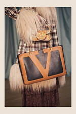 ヴァレンティノ25年春ウィメンズバッグ、植物ジャカードやスエードの“Vロゴ”ショルダー｜写真7