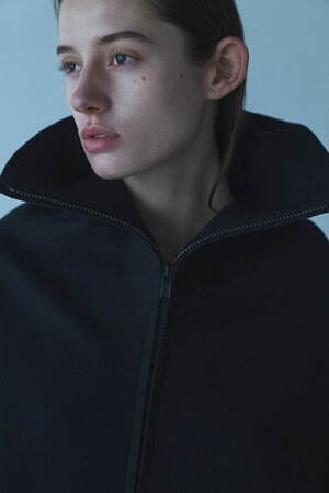 ヨウジヤマモト コレクションズ、“花瓶”のような襟のメルトン