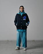 ファセッタズム“くすみブルー”パッチ付きスタジャン、コイン パーキング デリバリーとコラボ｜写真47