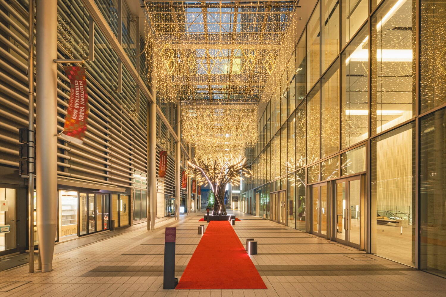 東京ミッドタウン八重洲の2024年クリスマスイルミネーション、“金継ぎ”着想の輝くツリーなど｜写真1