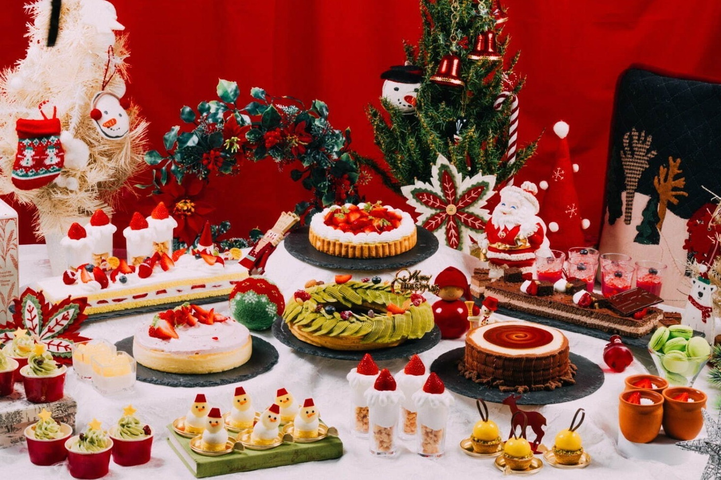 サンシャインシティプリンスホテル「クリスマススイーツブッフェ」“雪だるま”ムースやリース型ケーキ