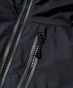 ナンガ×フォックスファイヤーのダウンジャケット、刺繍ロゴ＆防風透湿性ゴアテックス素材｜写真6