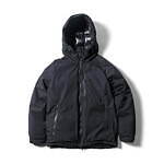 ナンガ×フォックスファイヤーのダウンジャケット、刺繍ロゴ＆防風透湿性ゴアテックス素材｜写真1