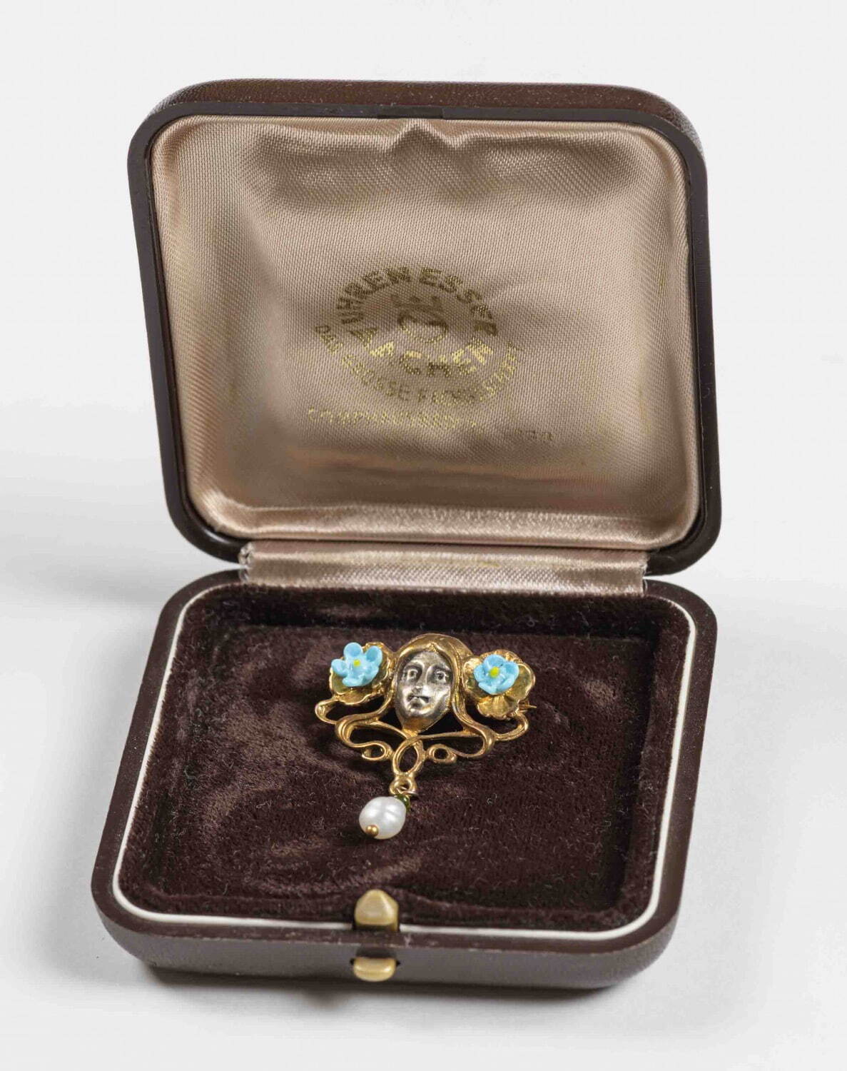 アルフォンス・ミュシャ ブローチ《少女と真珠》 1900年 チマル・コレクション