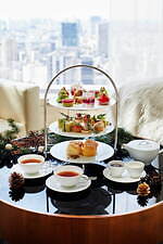 東京エディション虎ノ門のクリスマスアフタヌーンティー、“サンタ帽”苺ムース＆ツリー型抹茶オペラ｜写真2