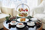 東京エディション虎ノ門のクリスマスアフタヌーンティー、“サンタ帽”苺ムース＆ツリー型抹茶オペラ｜写真1