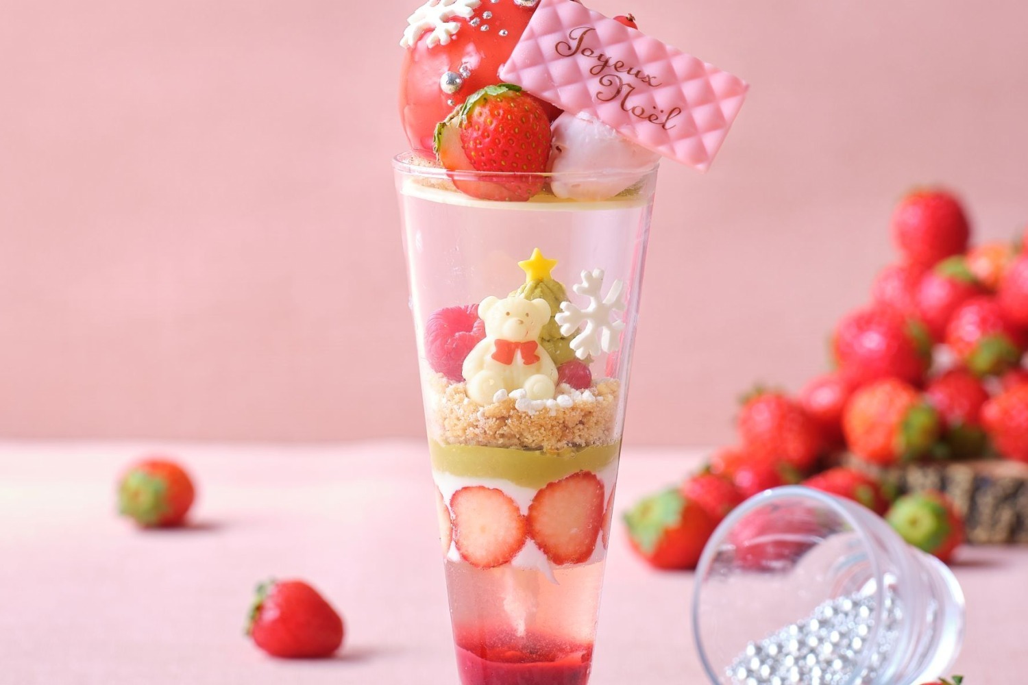 “まるでスノードーム”ベアやツリーを閉じ込めたクリスマス限定「いちごパフェ」横浜・大宮で