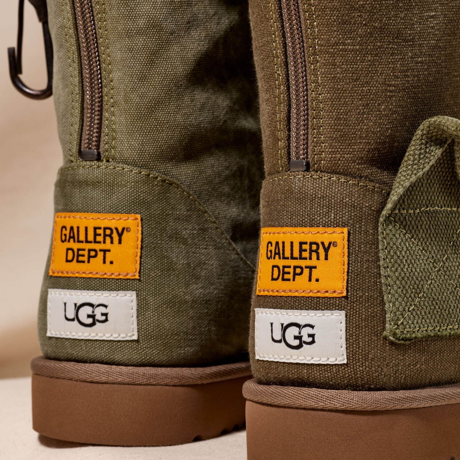 UGG ヴィンテージデニムやキャンバスバッグ使用のブーツ、米
