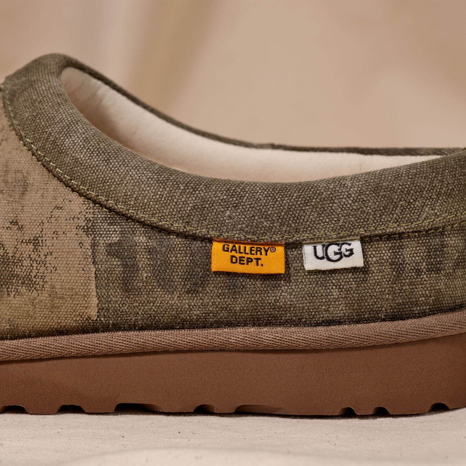 UGG ヴィンテージデニムやキャンバスバッグ使用のブーツ、米