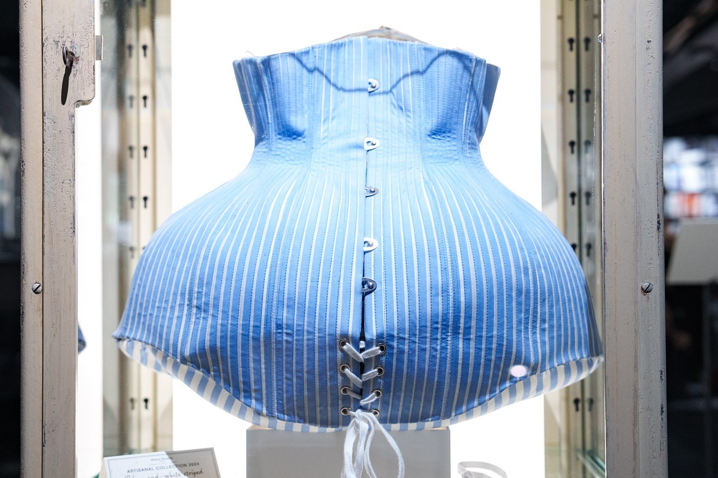 メゾン マルジェラ「アーティザナル」コレクションの展覧会が恵比寿で、ルックを展示＆製作過程に焦点