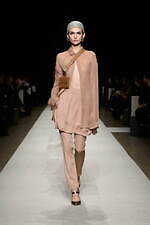 ジョルジオ アルマーニ 2025年春夏ウィメンズコレクション - 時代を巡る幻想的な旅路｜写真45