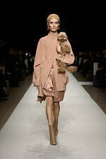 ジョルジオ アルマーニ 2025年春夏ウィメンズコレクション - 時代を巡る幻想的な旅路｜写真47