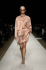 ジョルジオ アルマーニ 2025年春夏ウィメンズコレクション - 時代を巡る幻想的な旅路｜写真48