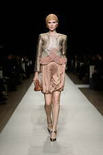 ジョルジオ アルマーニ 2025年春夏ウィメンズコレクション - 時代を巡る幻想的な旅路｜写真56