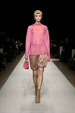 ジョルジオ アルマーニ 2025年春夏ウィメンズコレクション - 時代を巡る幻想的な旅路｜写真64