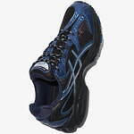 アシックス限定メンズスニーカー、メッシュ素材のアシンメトリーなアッパー｜写真2