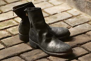 グイディのビオトープ限定バックジップブーツ、経年変化楽しむブラック＆ヴィブラムソールのグリーンで