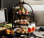 アマン東京のクリスマスアフタヌーンティー、サンタクロース型ムースやオーナメント風スイーツ｜写真1