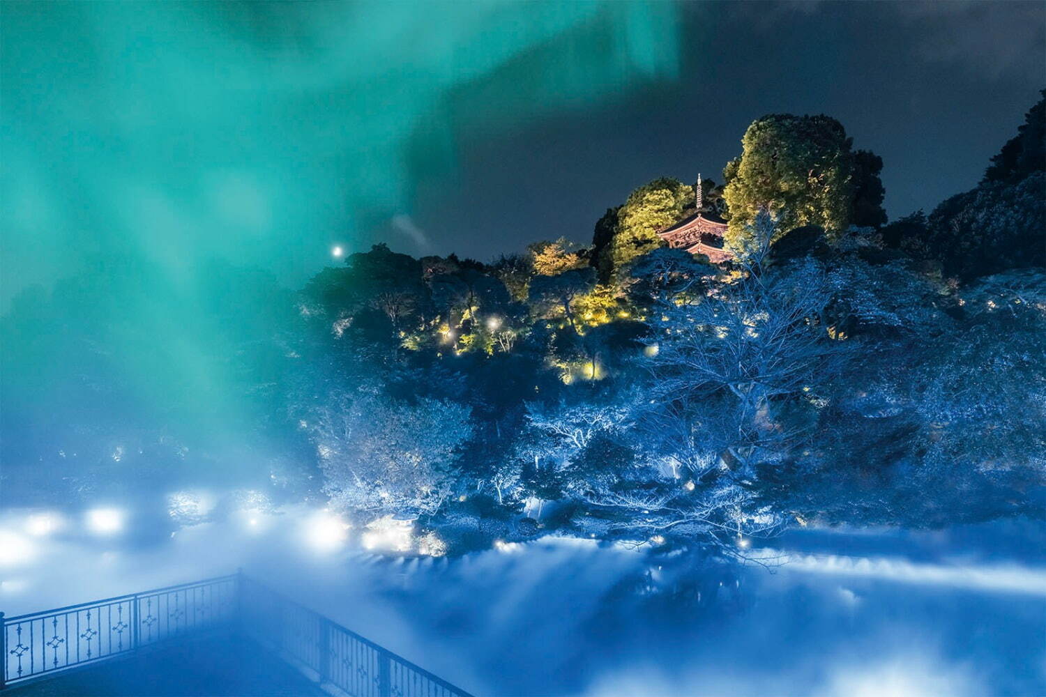 雲海スポット｜ホテル椿山荘東京、冬の庭園演出「森のオーロラと東京雲海」日本庭園に幻想的なオーロラが出現