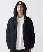 カナダグースのユニセックスダウンジャケット、スタンドカラー＆フード付き仕様で｜写真2