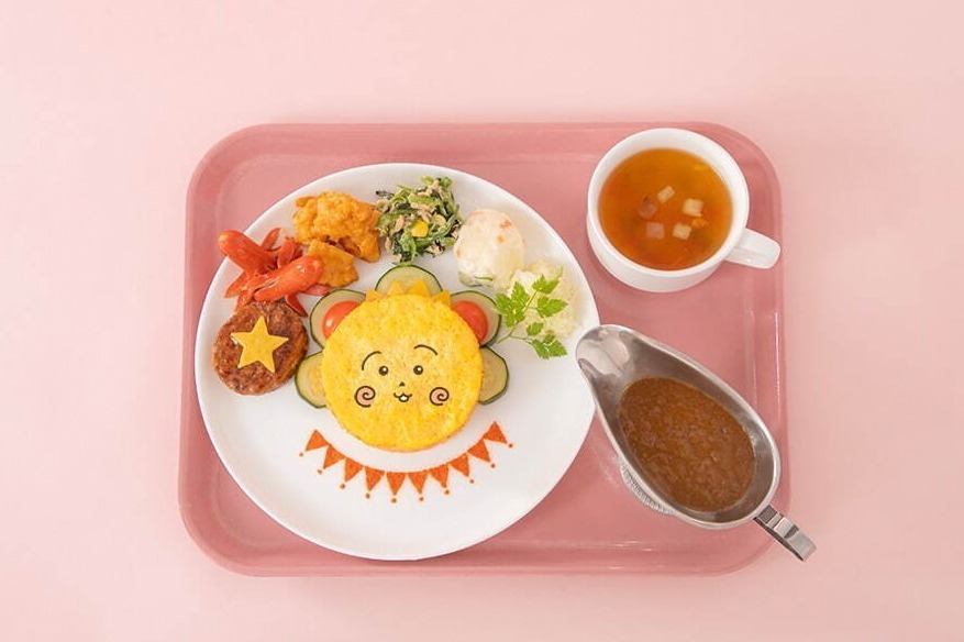 「コジコジ」教室カフェが東京ソラマチに、“給食風”オムライスカレーや“お絵描き”パンケーキ