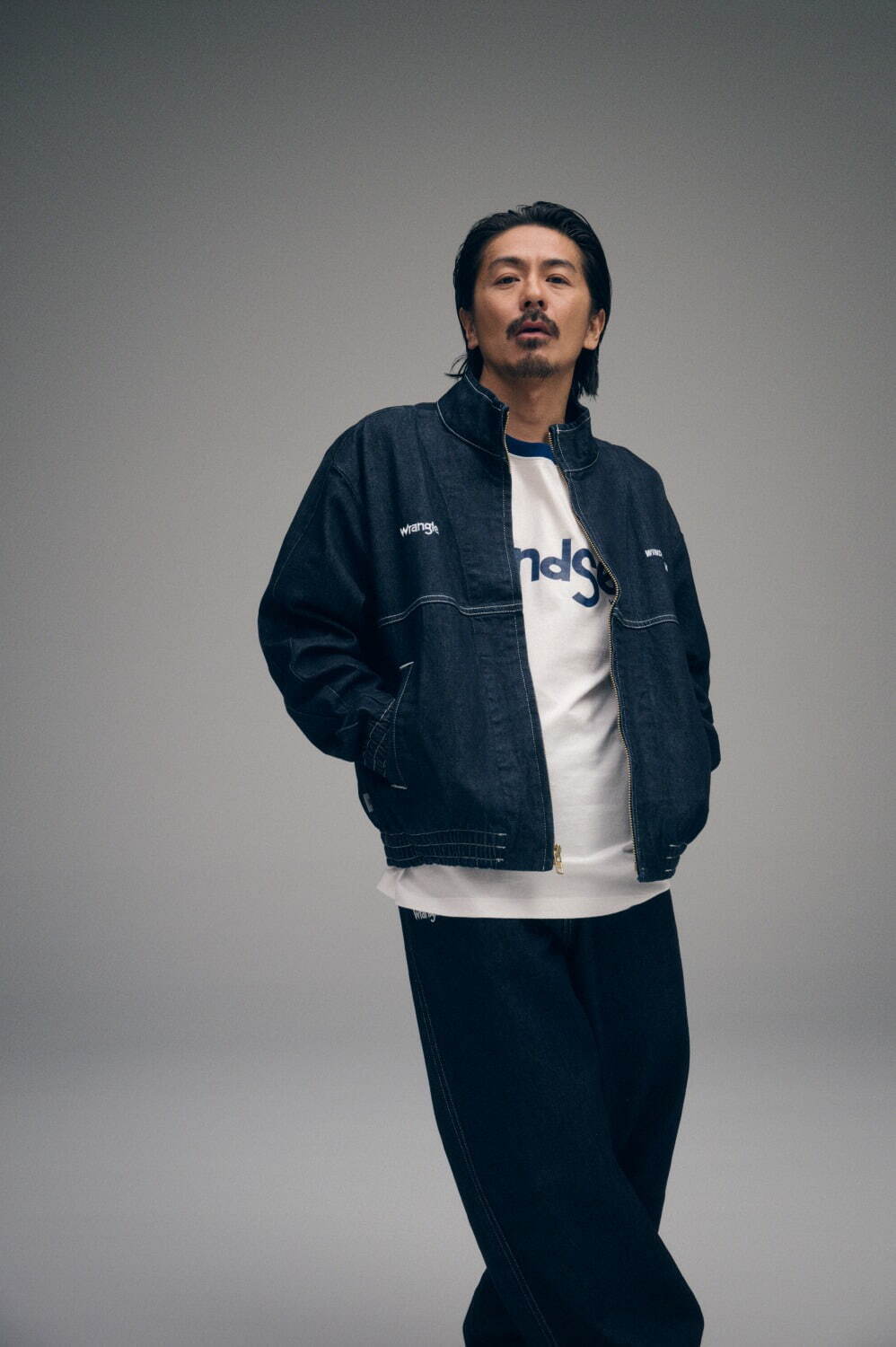 ラングラー×ウィンダンシーのデニムジャケット、コラボロゴの