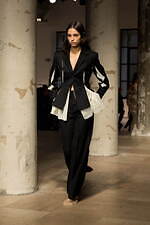 ロク 2025年春夏コレクション - 目を奪う“捻じれ”や大胆なシルエット｜写真1