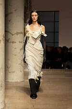 ロク 2025年春夏コレクション - 目を奪う“捻じれ”や大胆なシルエット｜写真8