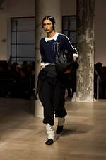 ロク 2025年春夏コレクション - 目を奪う“捻じれ”や大胆なシルエット｜写真12