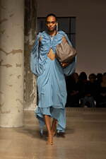 ロク 2025年春夏コレクション - 目を奪う“捻じれ”や大胆なシルエット｜写真13