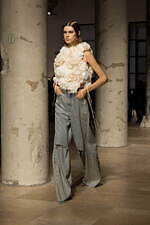 ロク 2025年春夏コレクション - 目を奪う“捻じれ”や大胆なシルエット｜写真14